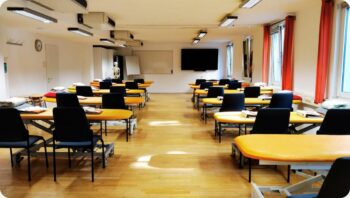 Kursraum mit Liegen und Sesseln